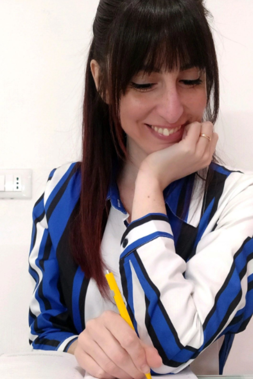Simona intenta a scrivere con la sua penna gialla