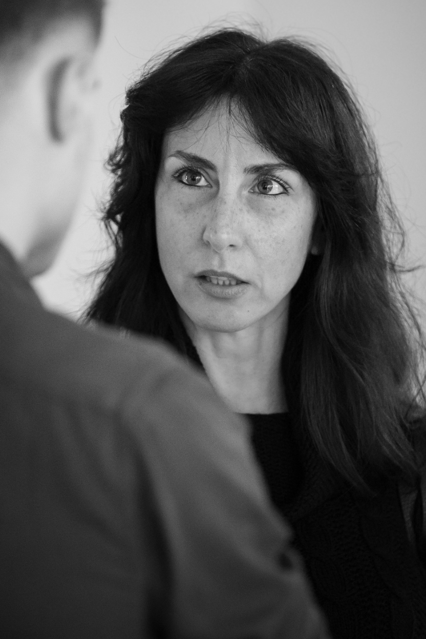 Simona intenta a scrivere con la sua penna gialla