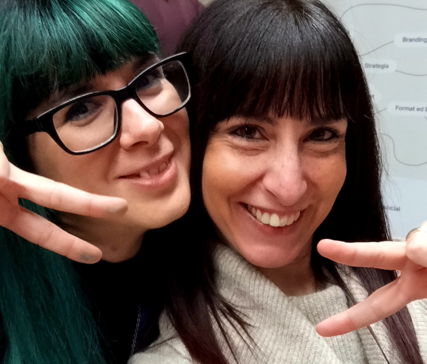 Una macchina da scrivere gialla con tanti fogli bianchi sparsi intorno