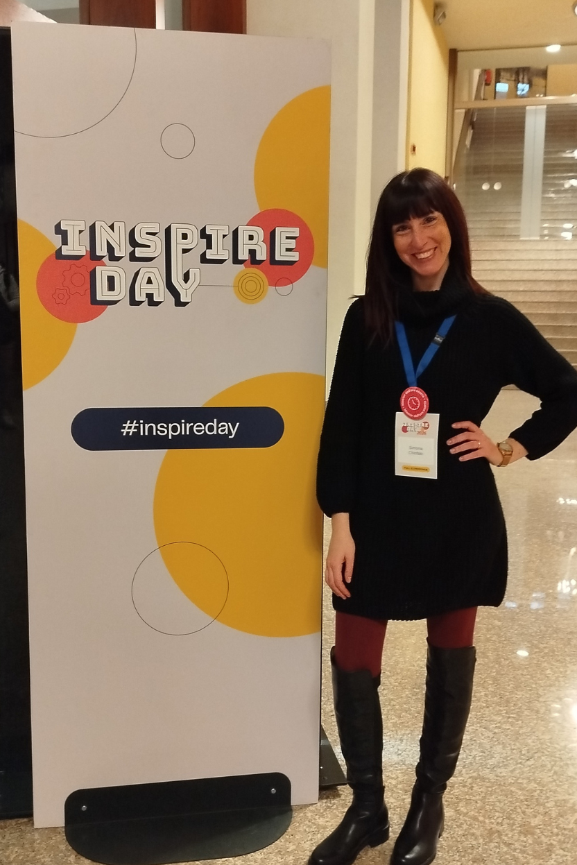 Simona intenta a scrivere con la sua penna gialla