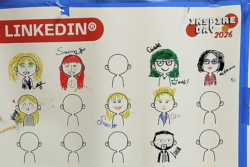 Una scrivania in legno con appoggiate sopra lettere, cartoline, appunti e un vasetto di fiori bianchi