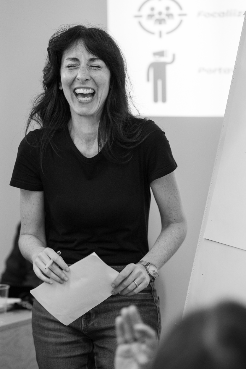 Simona intenta a scrivere con la sua penna gialla