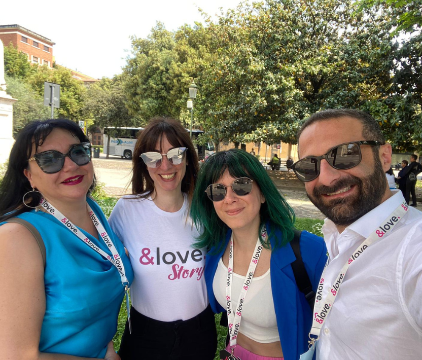 gli incontri fortunati quando avvengono oltre gli schermi_speech_simona chiofalo Una macchina da scrivere gialla con tanti fogli bianchi sparsi intorno