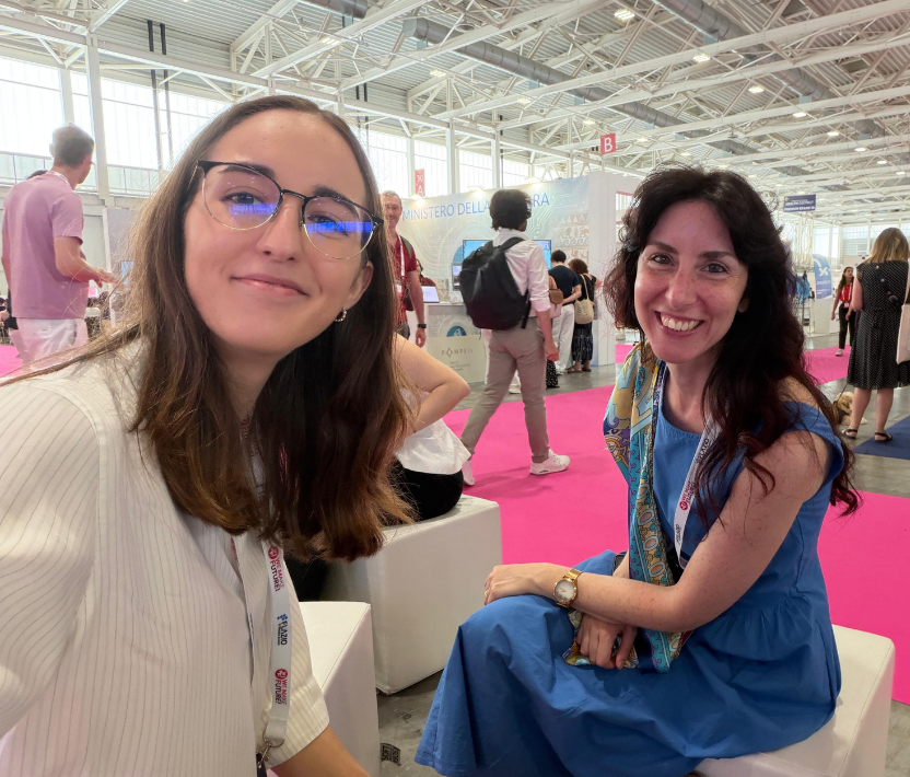 l’importanza delle persone al wmf 2026_simona chiofalo Una macchina da scrivere gialla con tanti fogli bianchi sparsi intorno